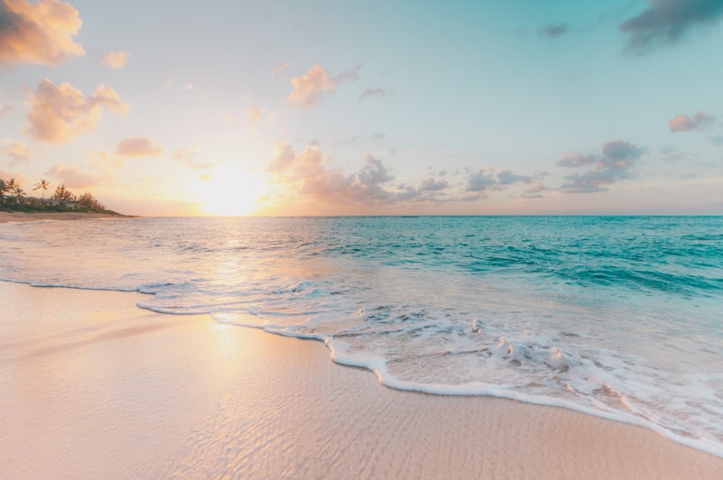 Stunning white sand beach with palm trees and crystal clear water in Hawaii